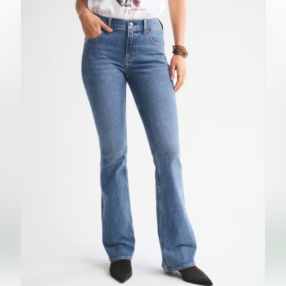NWT Abercrombie & Fitch Midrise Bootcut Jean - Medium Wash - Sz. 33 LONG